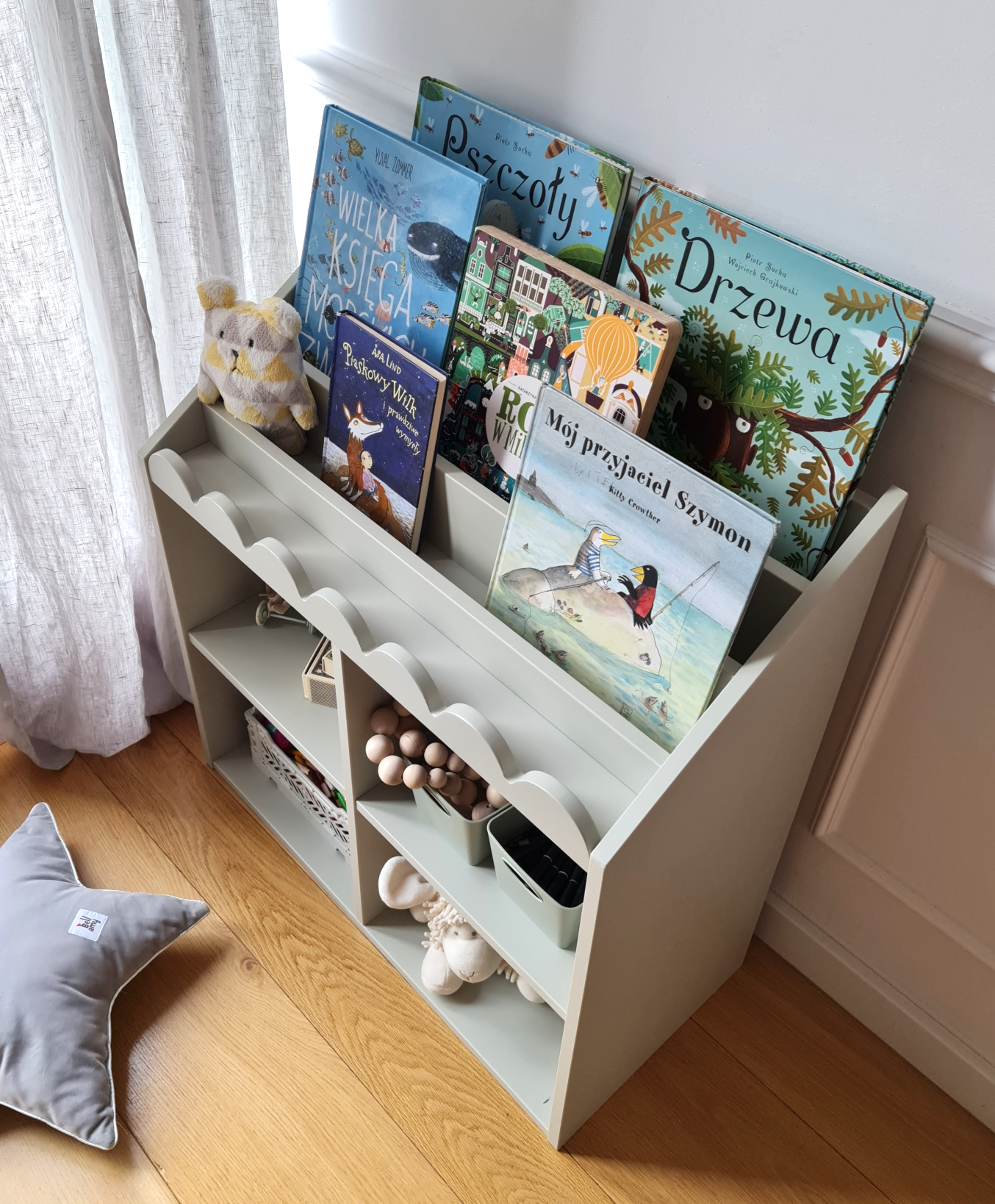 Montessori Book Nook Salbei – Kinderregal für Bücher und Spielzeug