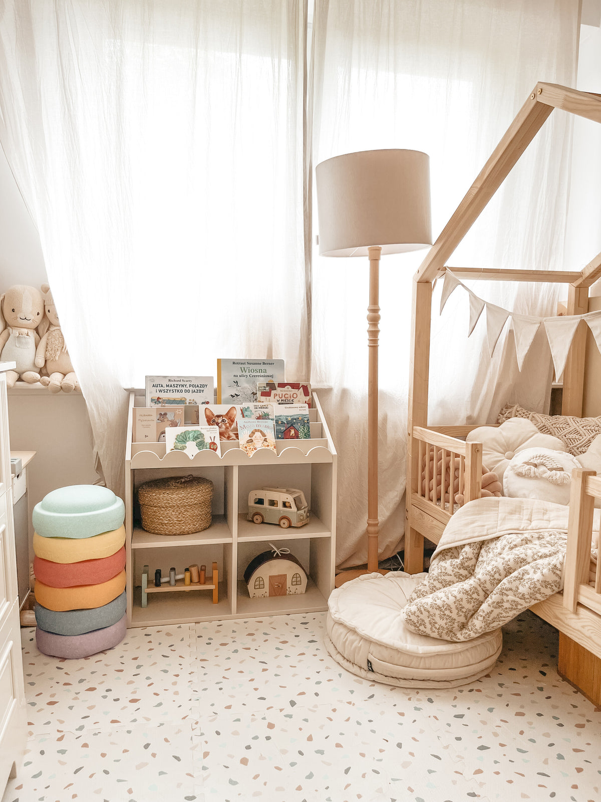Montessori Bücherregal Book Nook Latte – Kinderregal für Bücher und Spielzeug