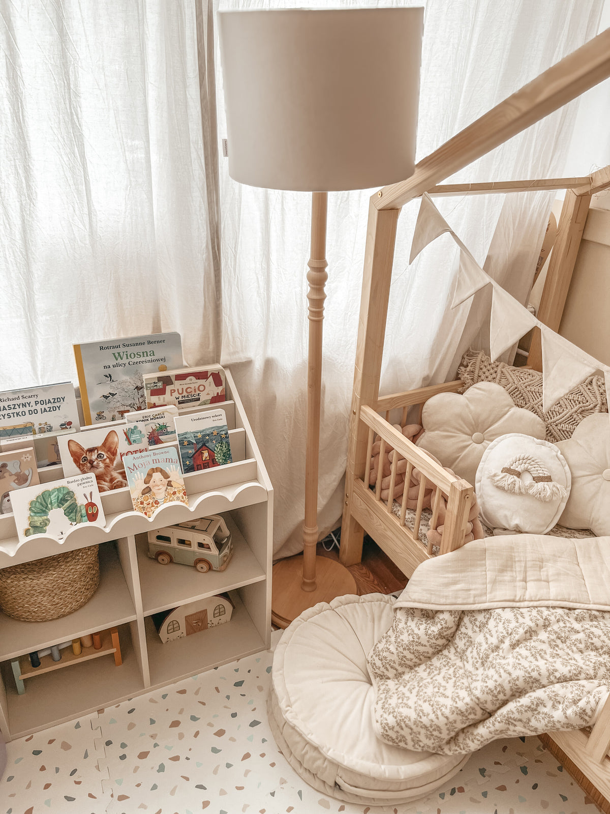 Montessori Bücherregal Book Nook Latte – Kinderregal für Bücher und Spielzeug