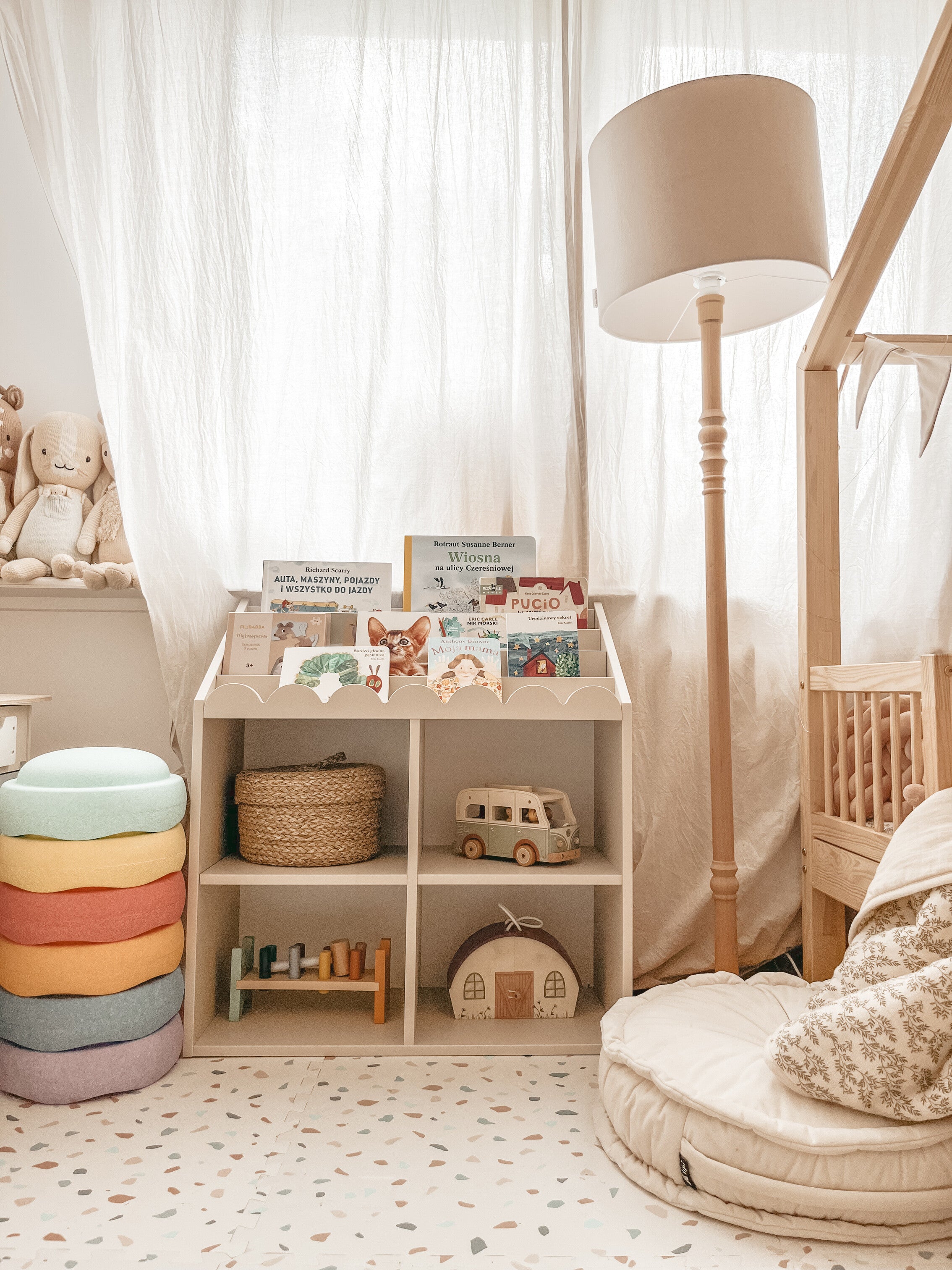 Montessori Bücherregal Book Nook Latte – Kinderregal für Bücher und Spielzeug