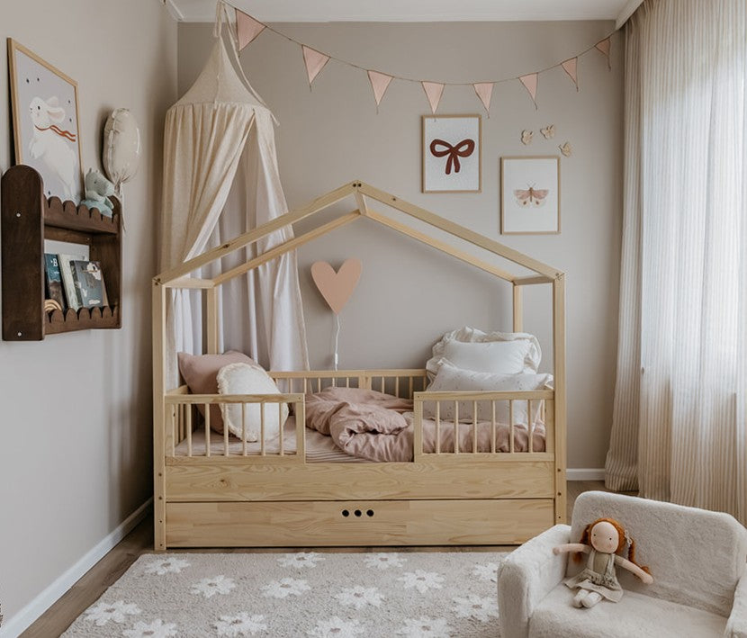 Zestaw Dream Nest pine łóżko domek 80x160 z barierkami i szufladą