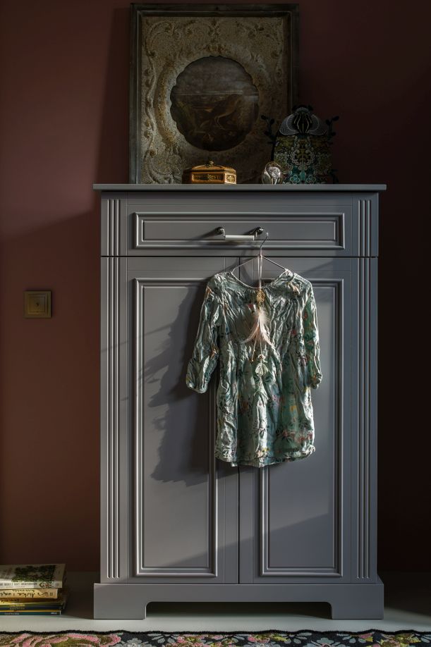 Ines neutral gray wysoka komoda 2-drzwiowa