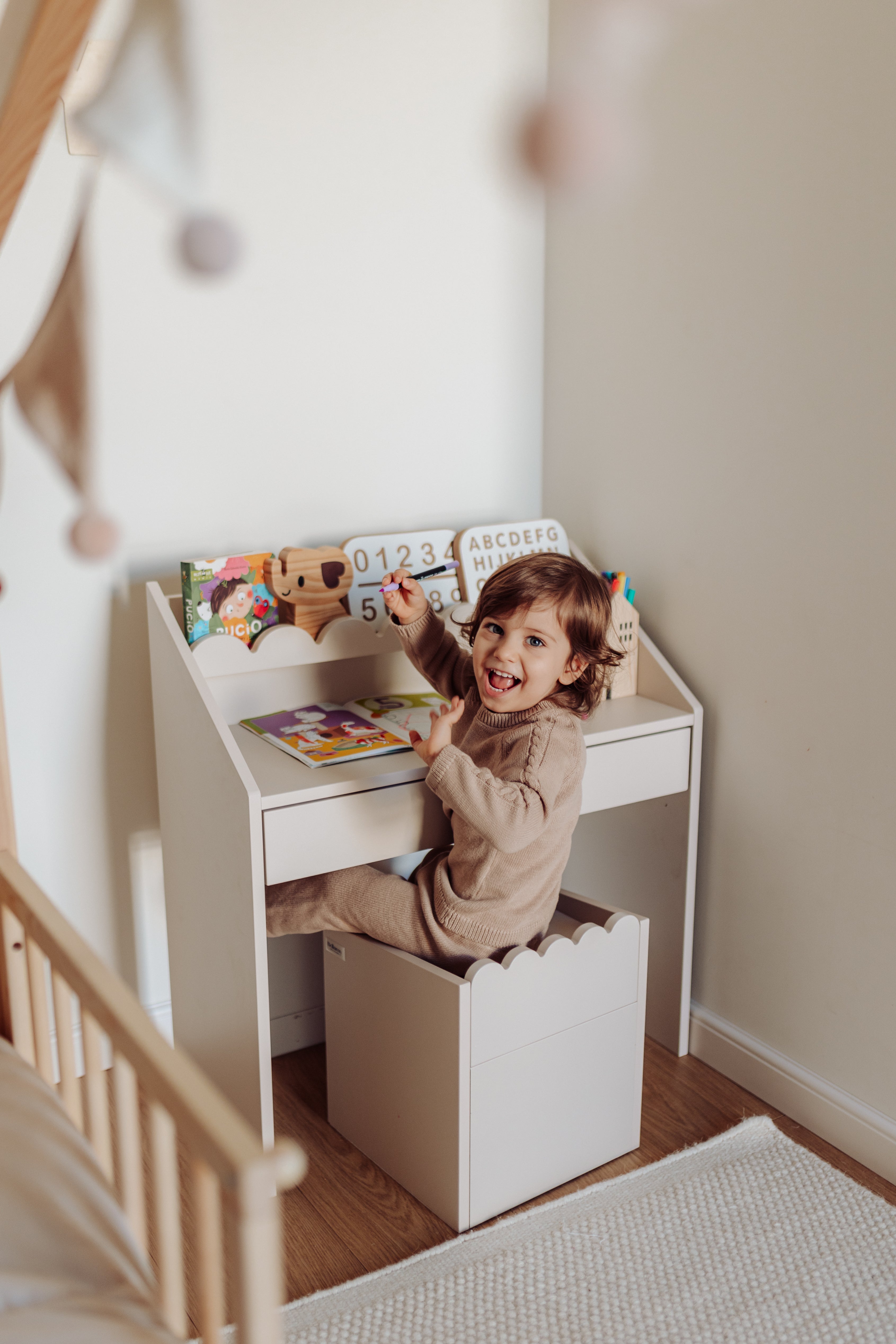 Montessori Hochstuhl Book Nook Latte – funktioneller Kindersitz