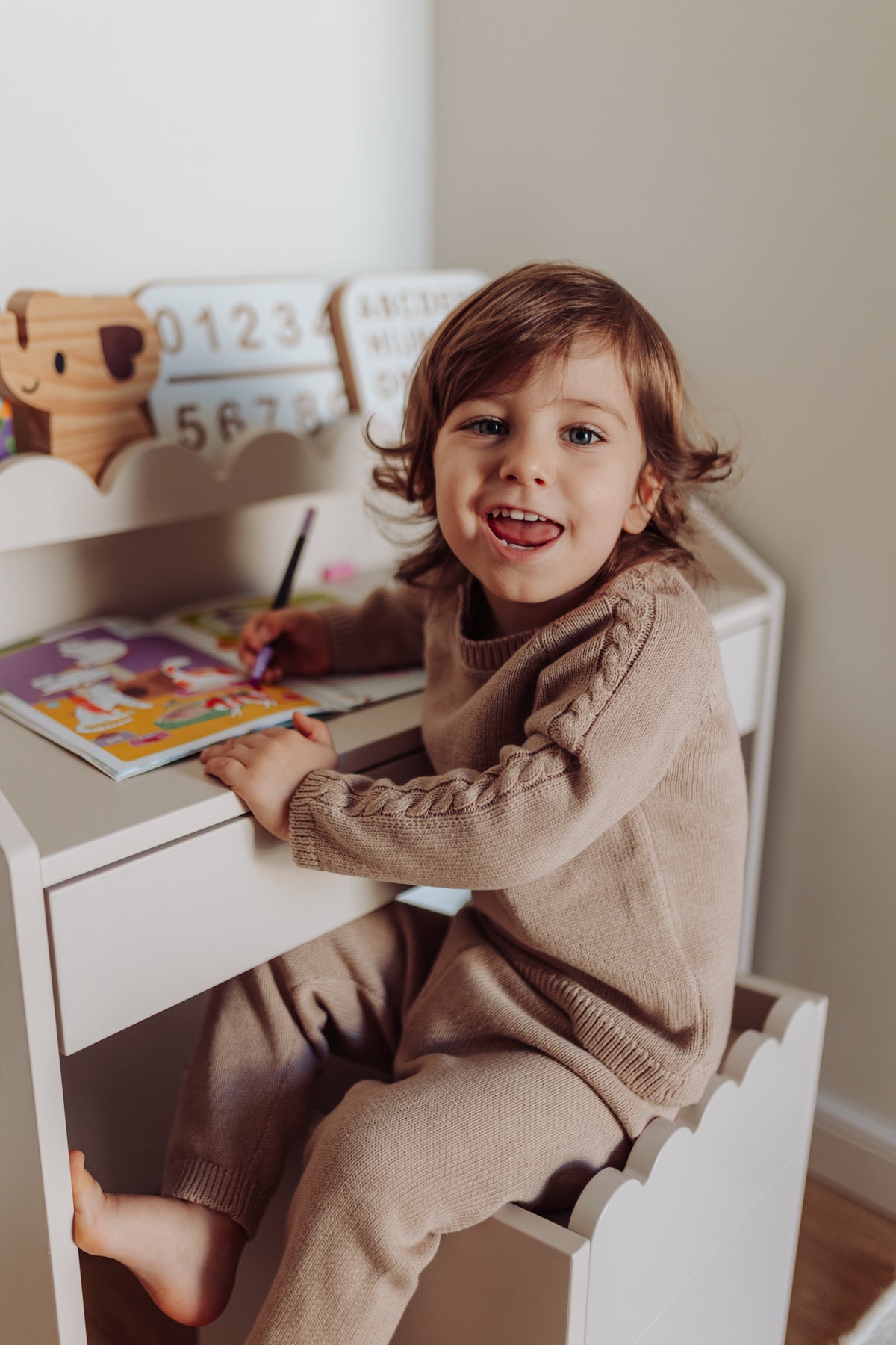 Zestaw dziecięcy Book Nook latte – biurko Montessori z dwoma krzesełkami