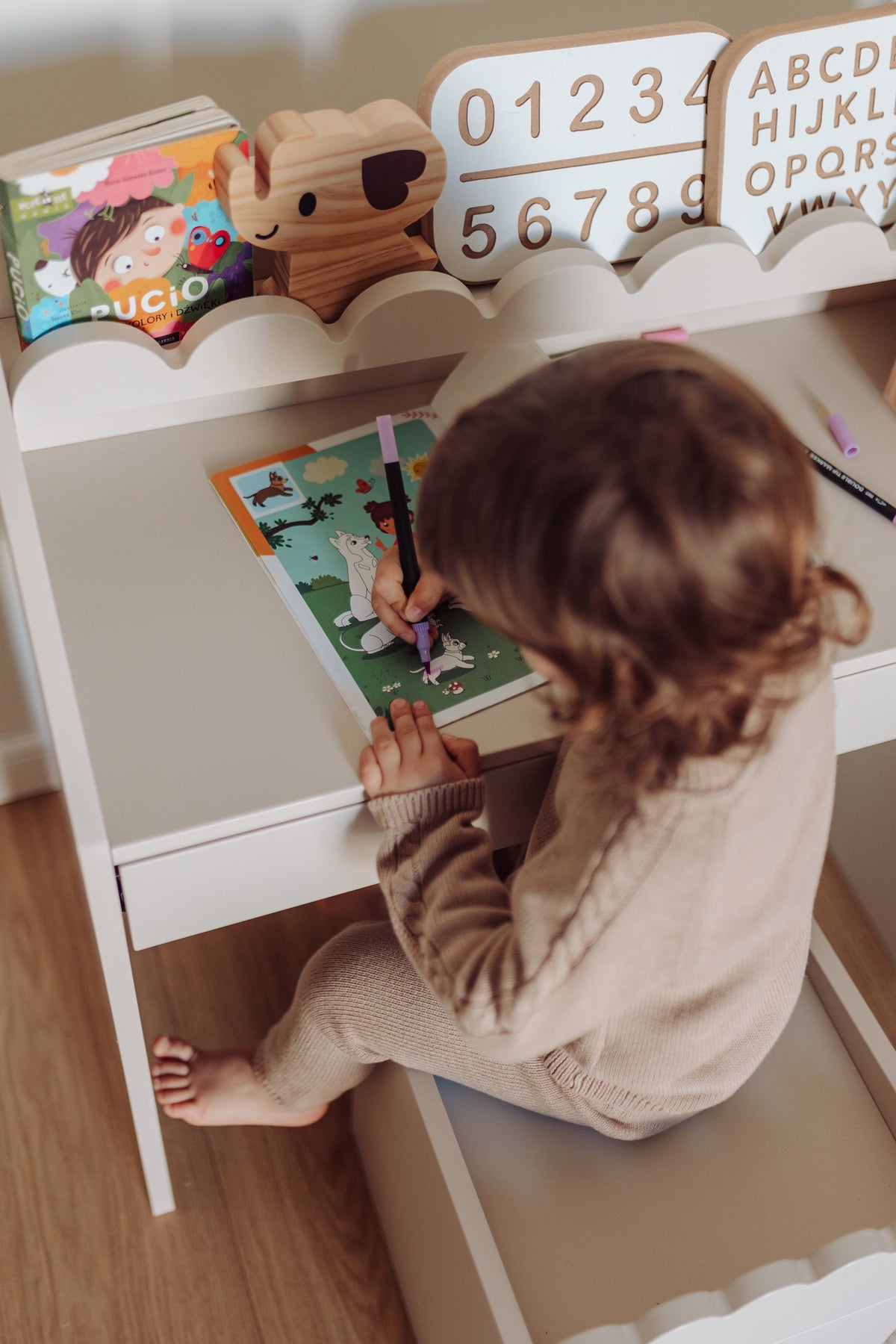 Biurko Montessori Book Nook latte – kompaktowe biurko dla dzieci