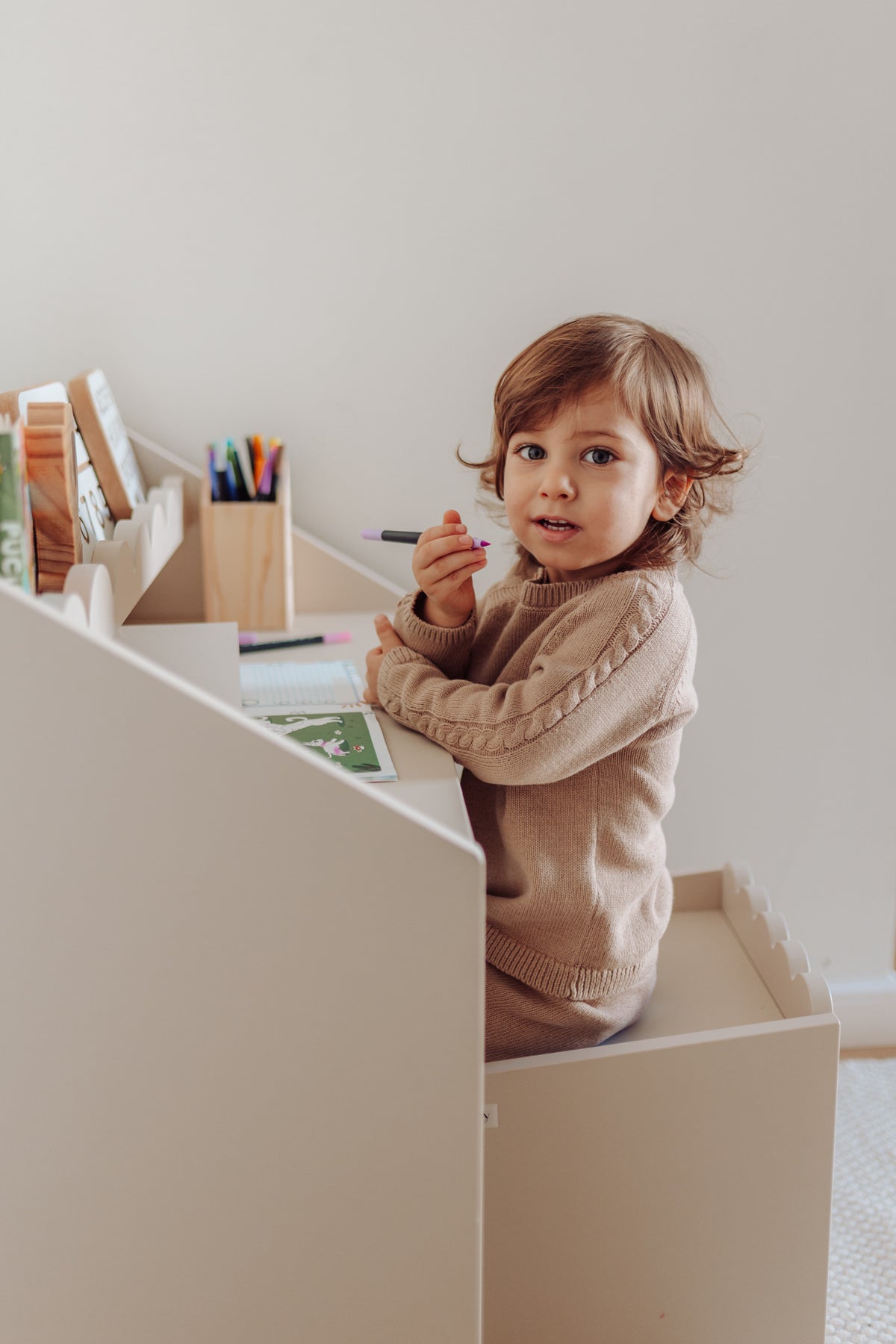 Krzesełko Montessori Book Nook latte– funkcjonalne siedzisko dla dziecka