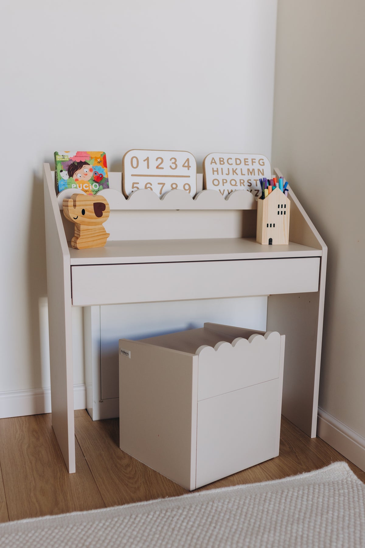 Montessori-Schreibtisch Bücherregal Nische Latte – kompakter Kinderschreibtisch