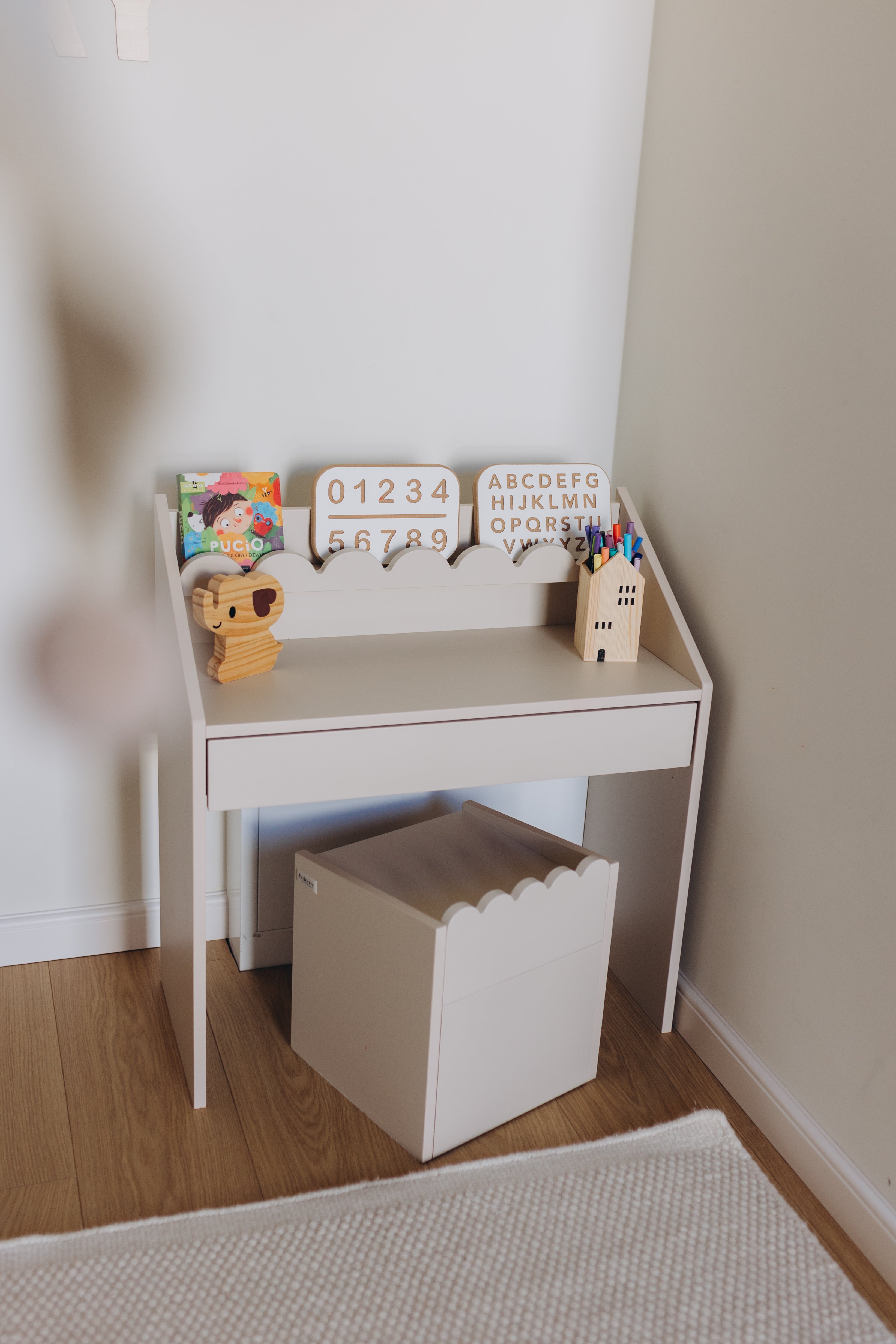 Krzesełko Montessori Book Nook latte– funkcjonalne siedzisko dla dziecka
