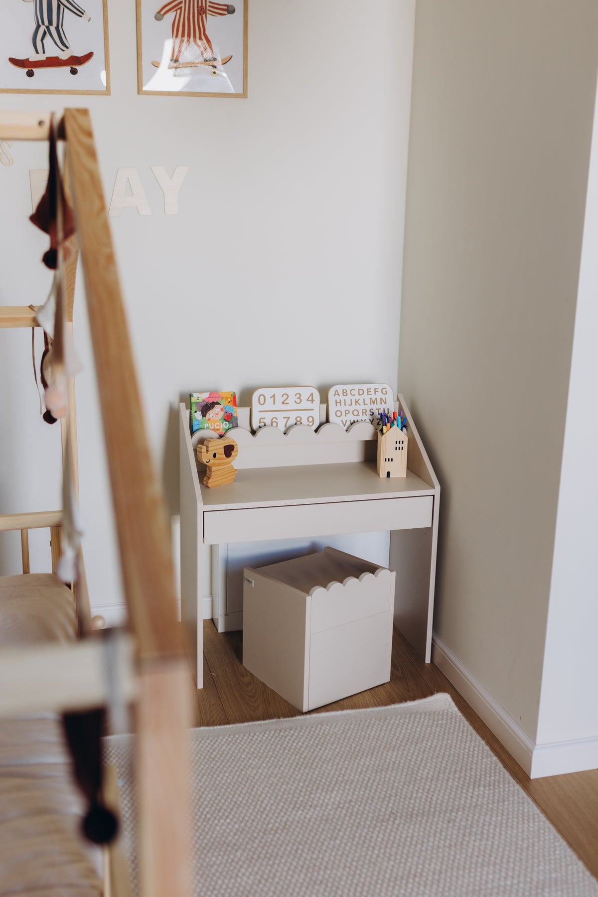 Krzesełko Montessori Book Nook latte– funkcjonalne siedzisko dla dziecka