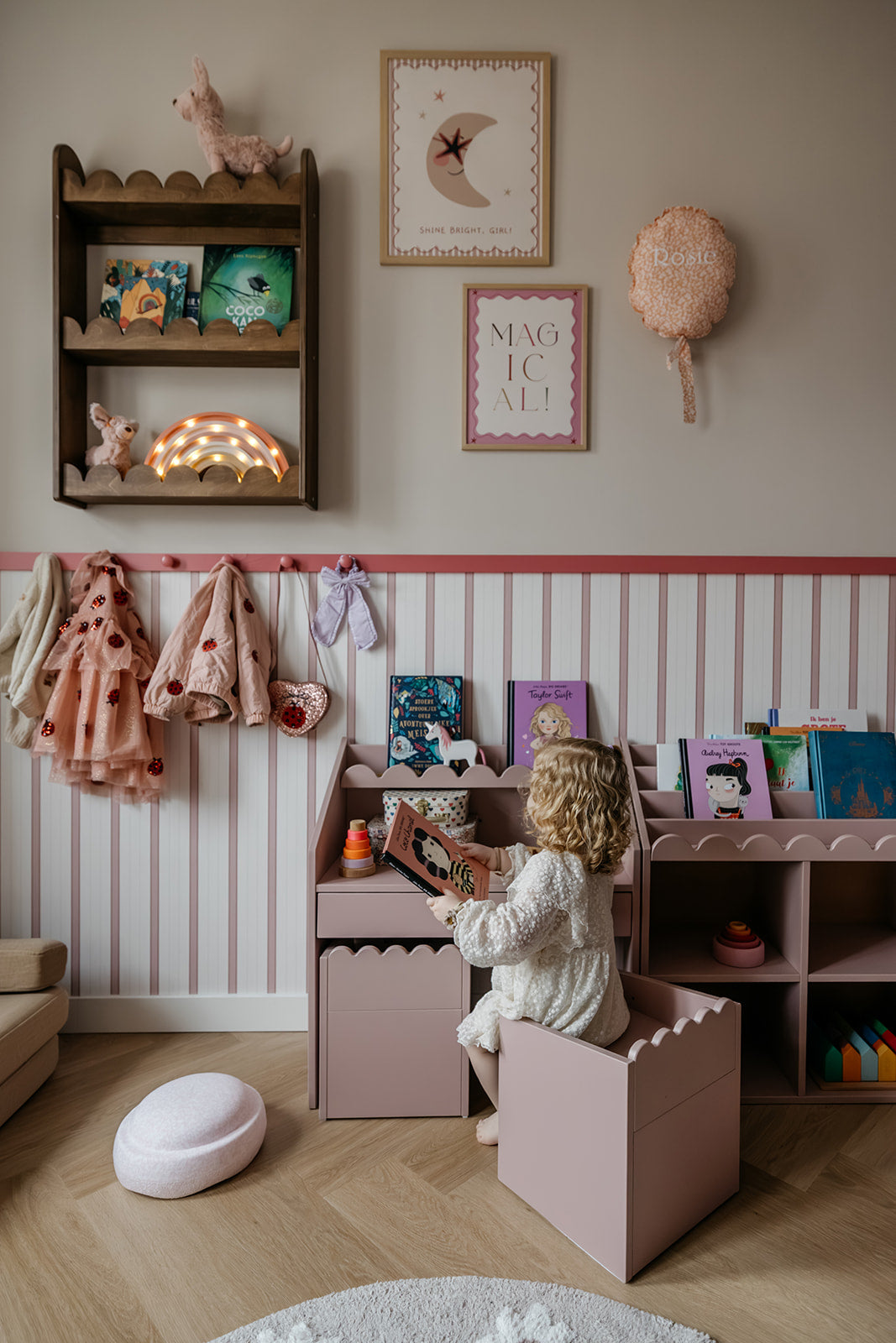Biurko Montessori Book Nook vintage rose – kompaktowe biurko dla dzieci
