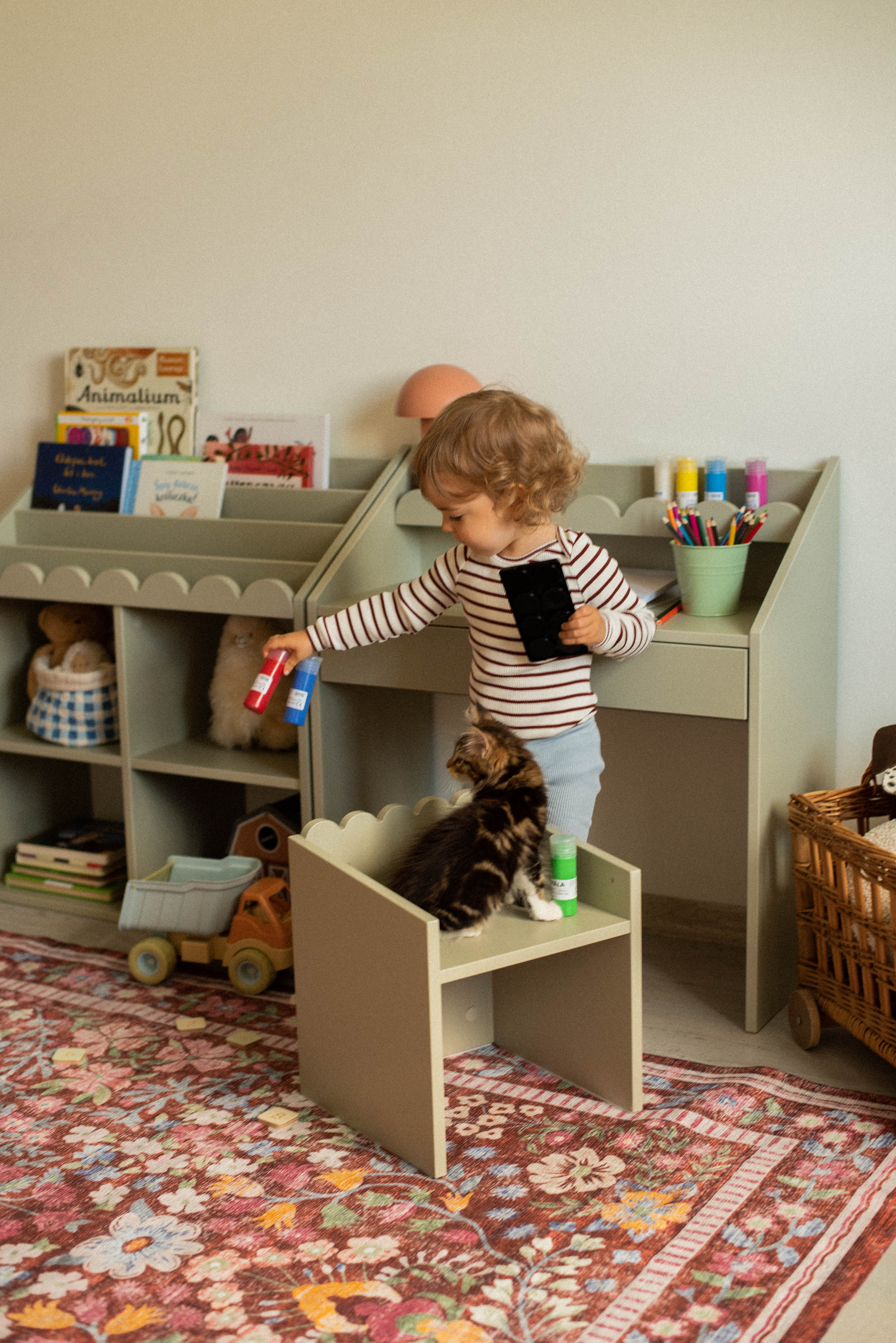 Biurko Montessori Book Nook sage – kompaktowe biurko dla dzieci