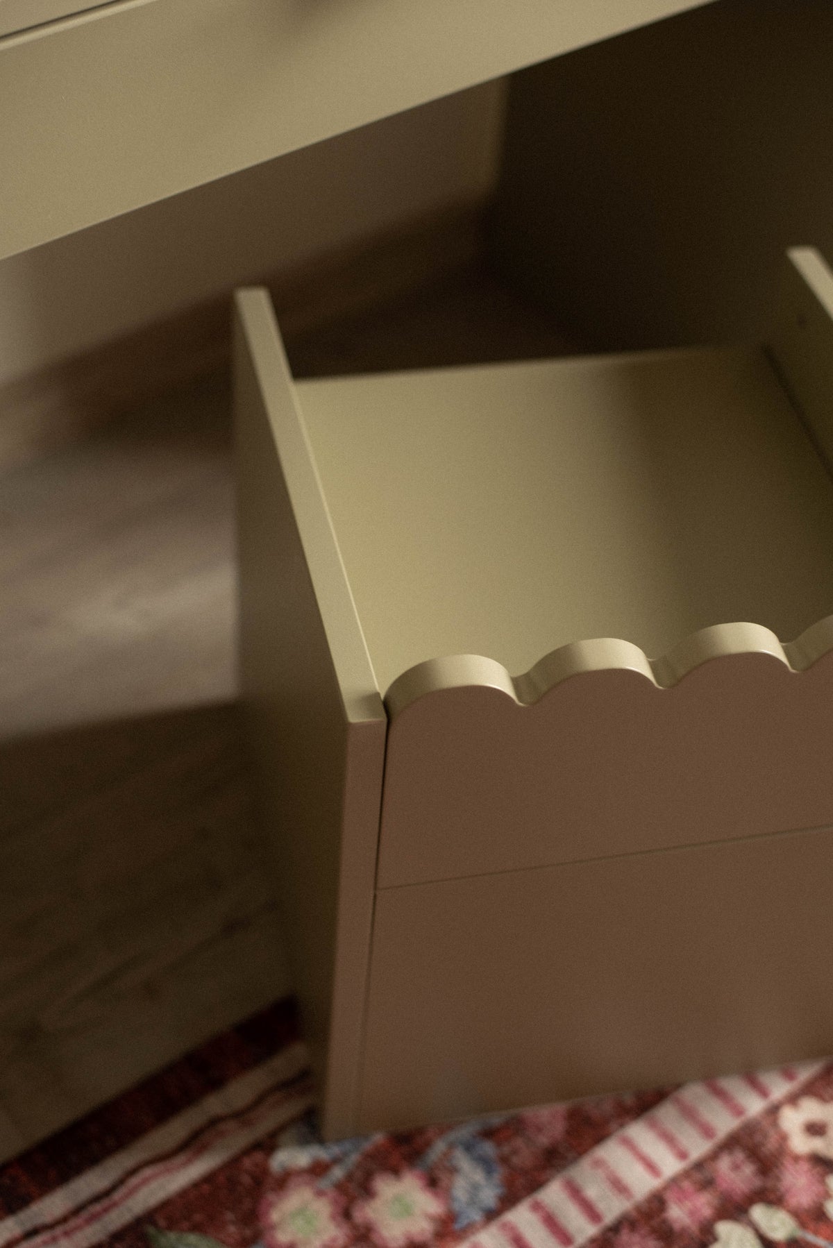 Krzesełko Montessori Book Nook sage– funkcjonalne siedzisko dla dziecka