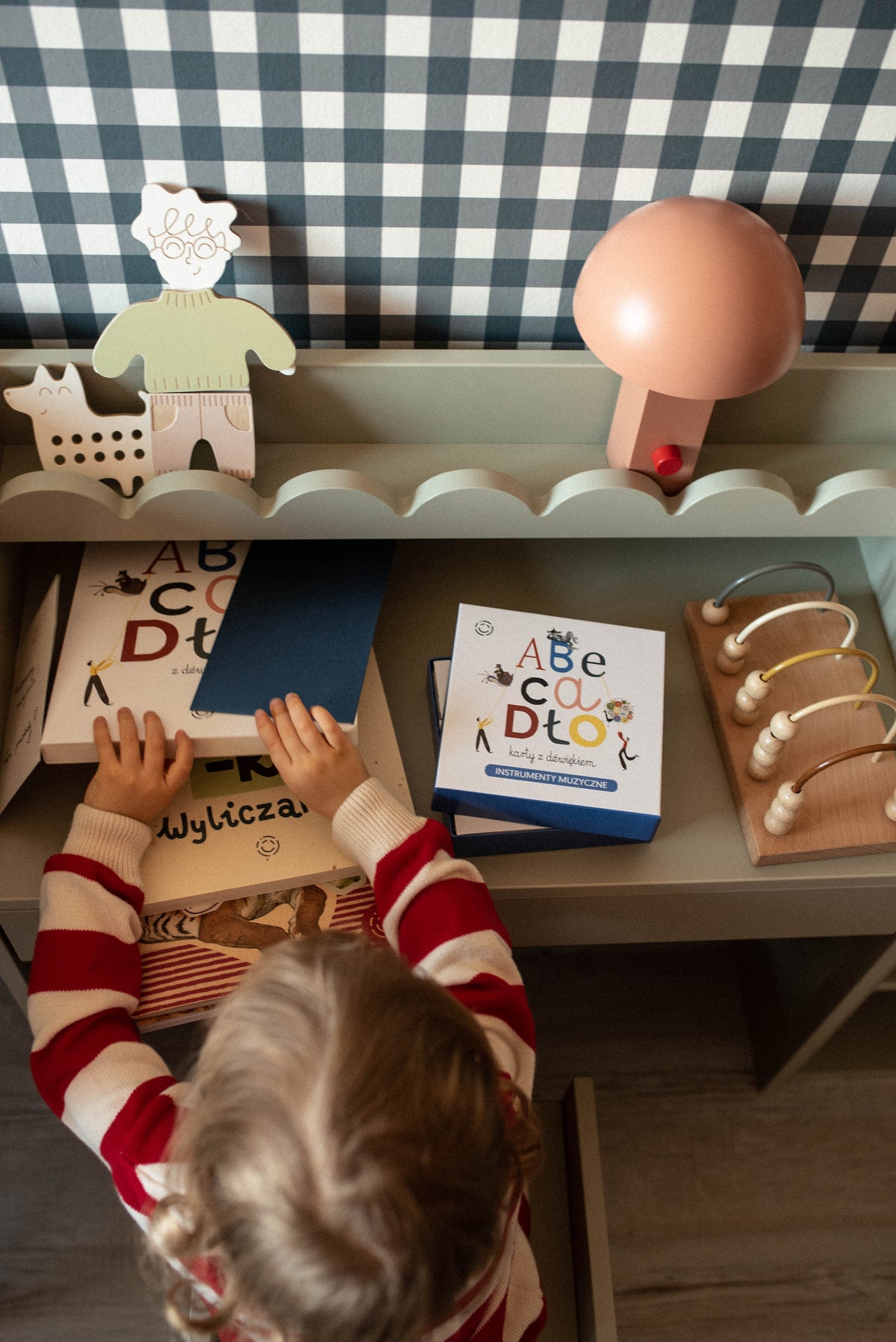 Biurko Montessori Book Nook sage – kompaktowe biurko dla dzieci