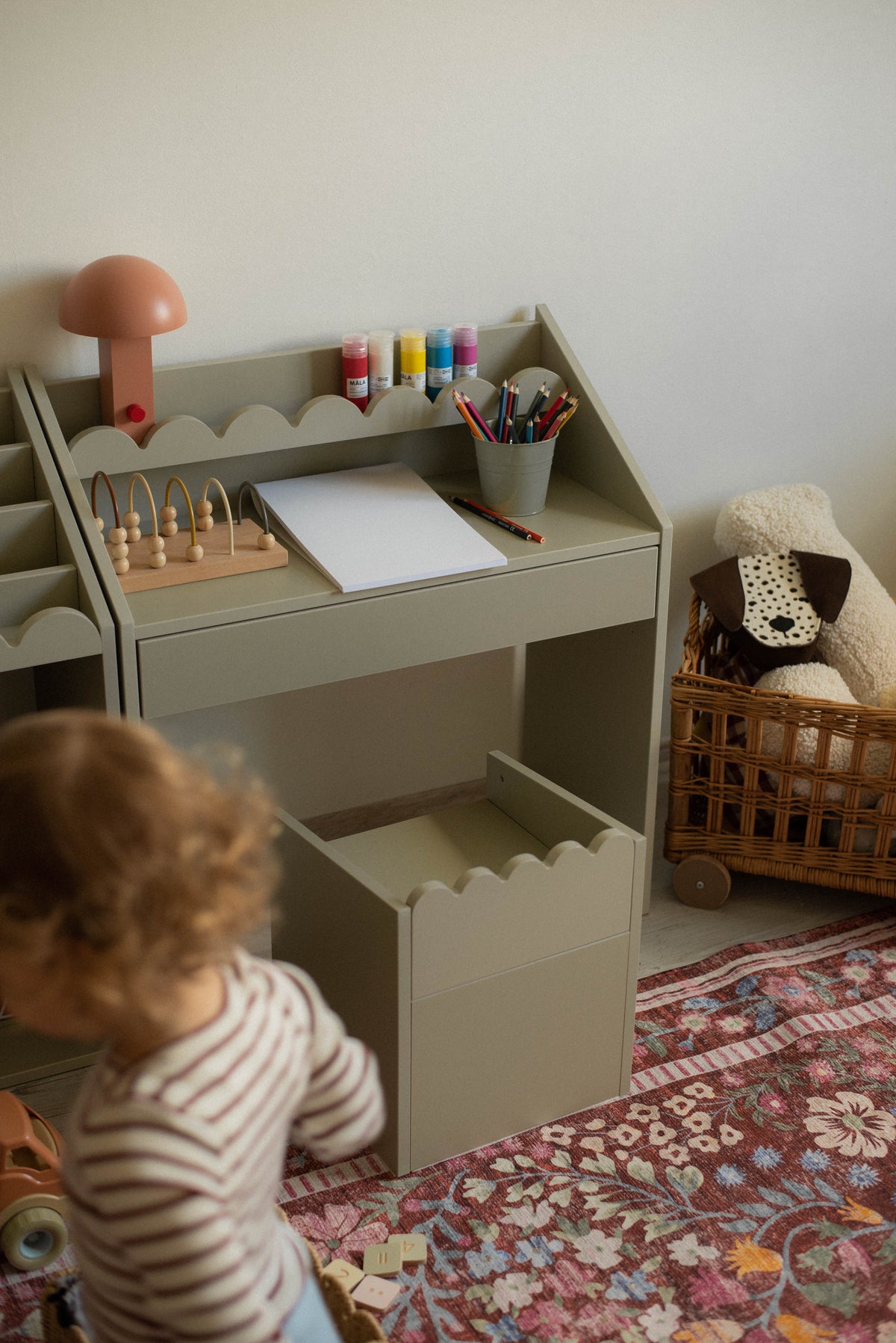 Biurko Montessori Book Nook sage – kompaktowe biurko dla dzieci
