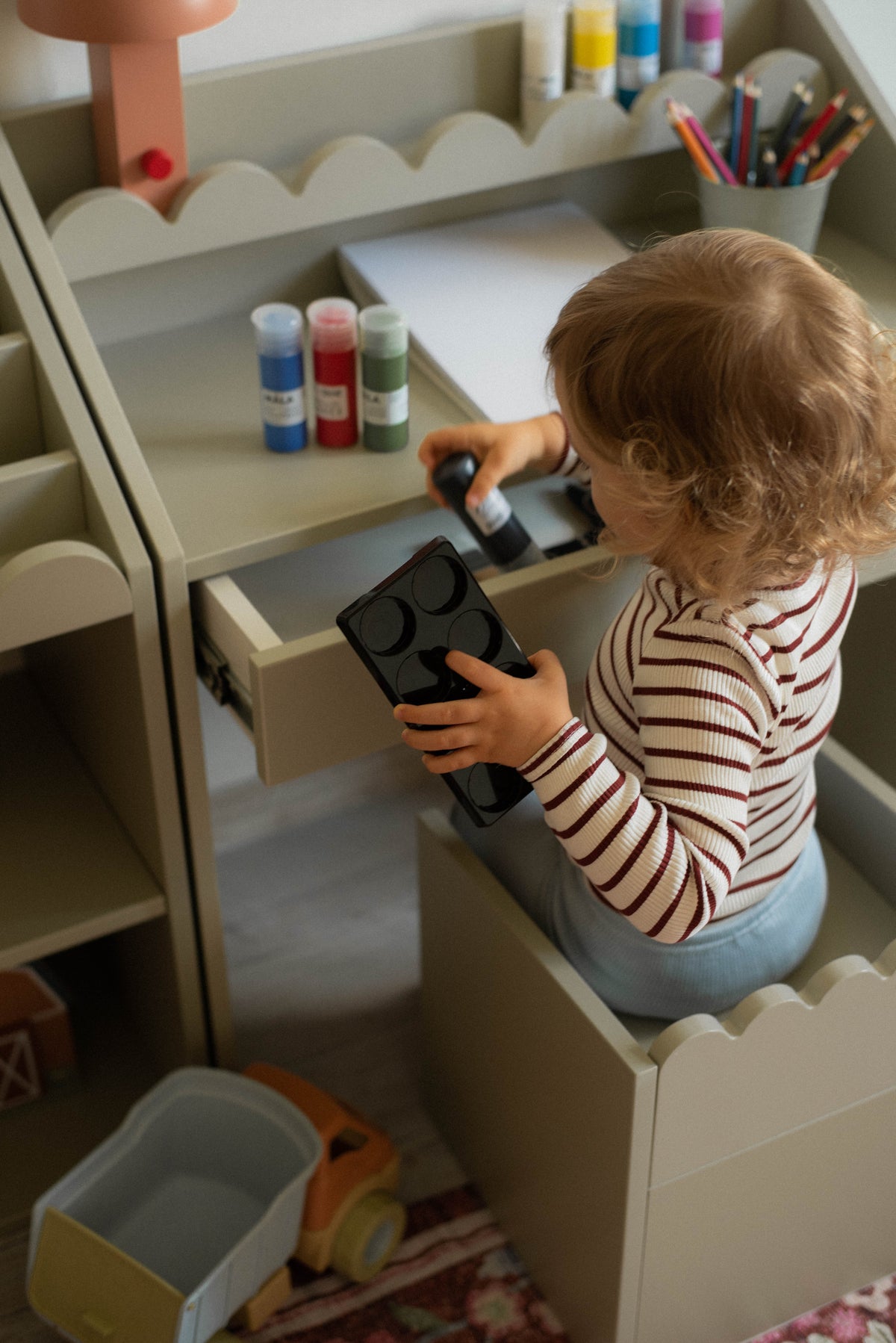 Montessori Schreibtisch Book Nook Salbei – kompakter Kinderschreibtisch