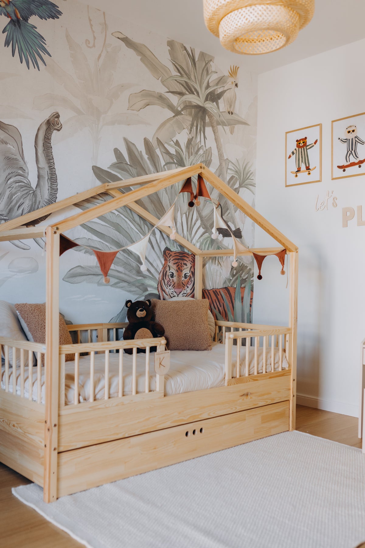 Zestaw Dream Nest pine łóżko domek 80x160 z barierkami i szufladą