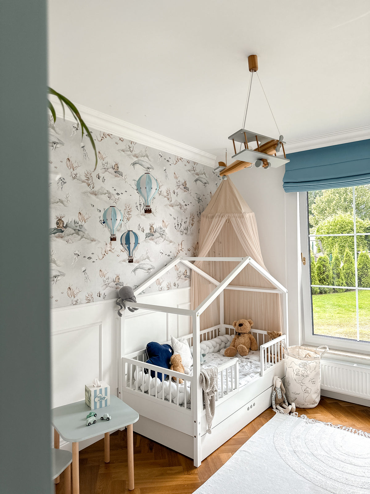 Zestaw Dream Nest snow łóżko domek 80x160 z barierkami i szufladą