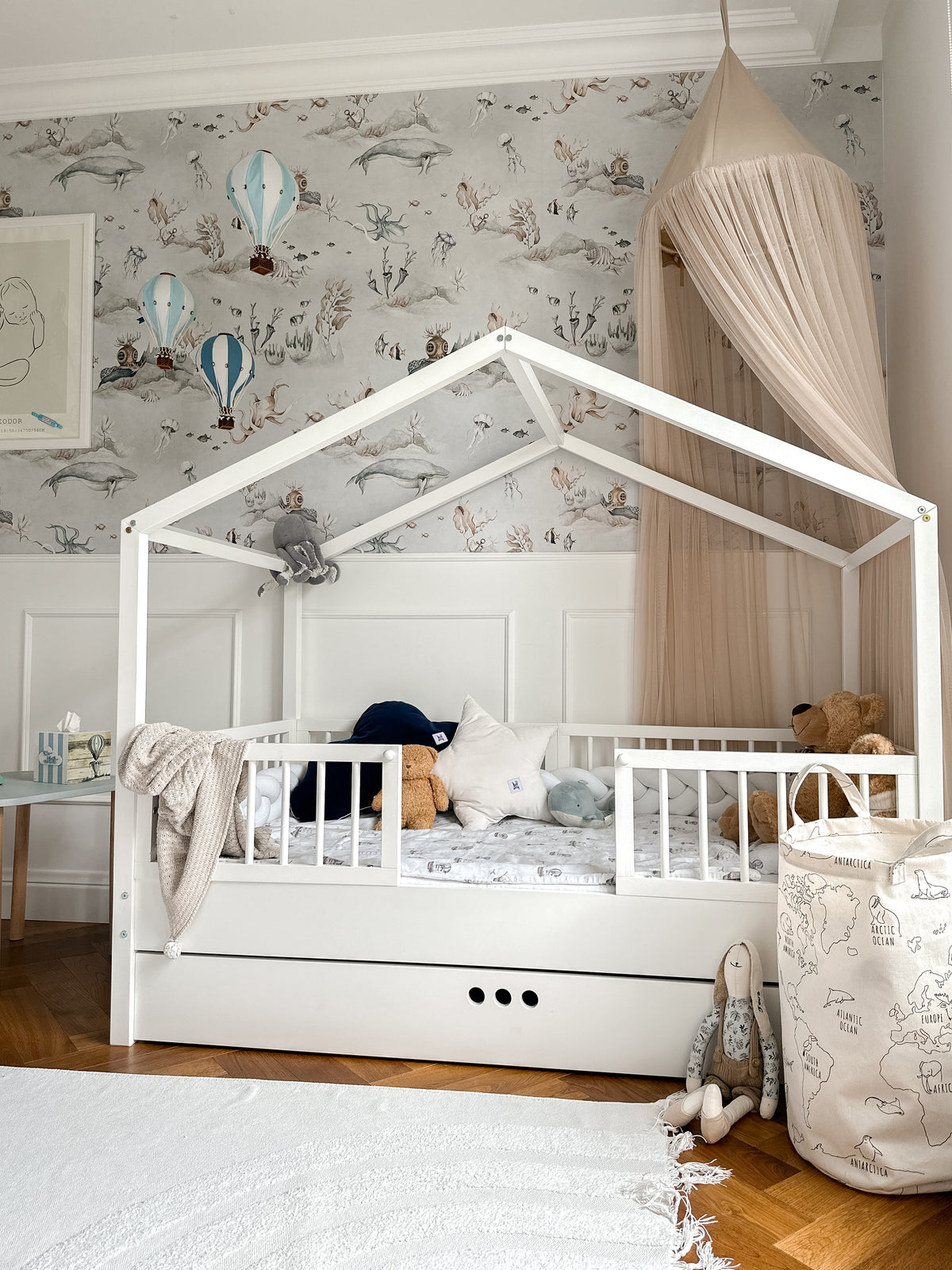 Zestaw Dream Nest snow łóżko domek 80x160 z barierkami i szufladą