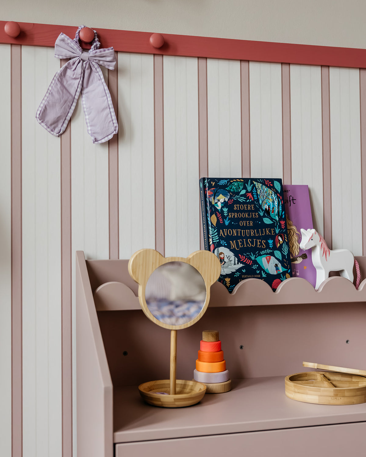 Biurko Montessori Book Nook vintage rose – kompaktowe biurko dla dzieci