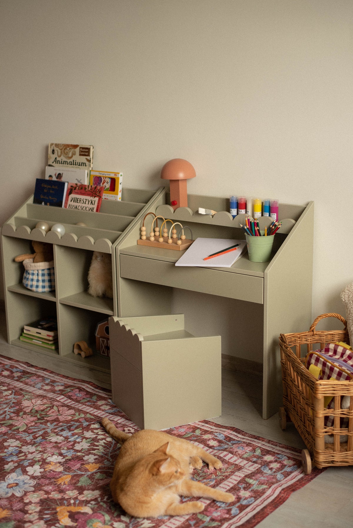 Montessori Schreibtisch Book Nook Salbei – kompakter Kinderschreibtisch