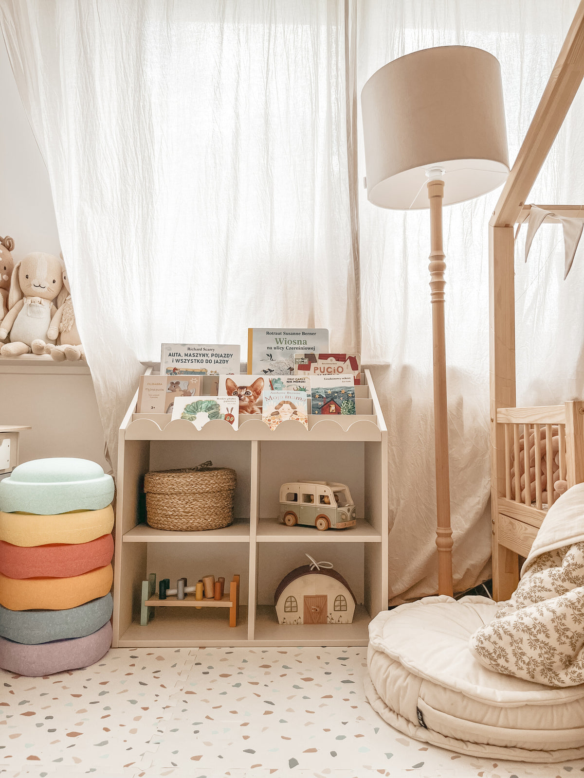 Regał Montessori Book Nook latte– regał dziecięcy na książki i zabawki