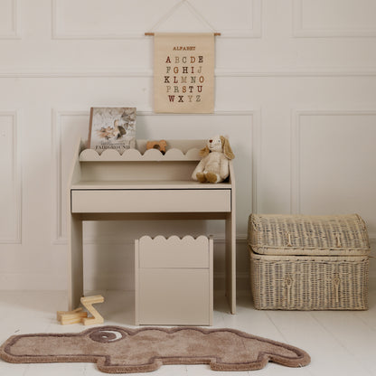 Biurko Montessori Book Nook latte – kompaktowe biurko dla dzieci