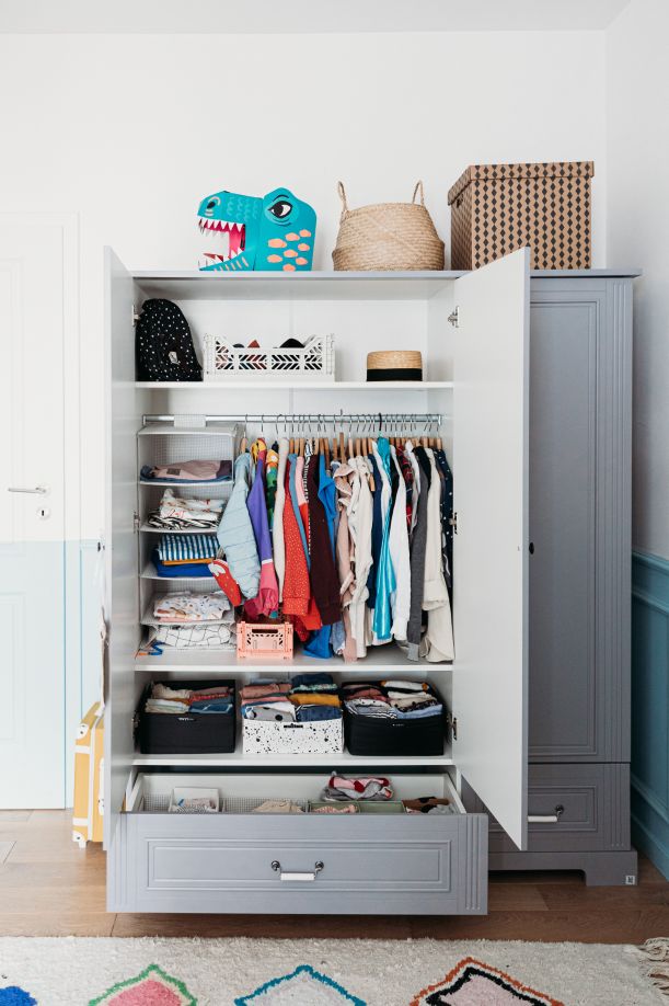 Ines neutralgrauer 3-türiger Kleiderschrank