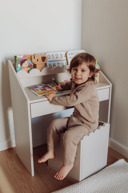 Krzesełko Montessori Book Nook latte– funkcjonalne siedzisko dla dziecka
