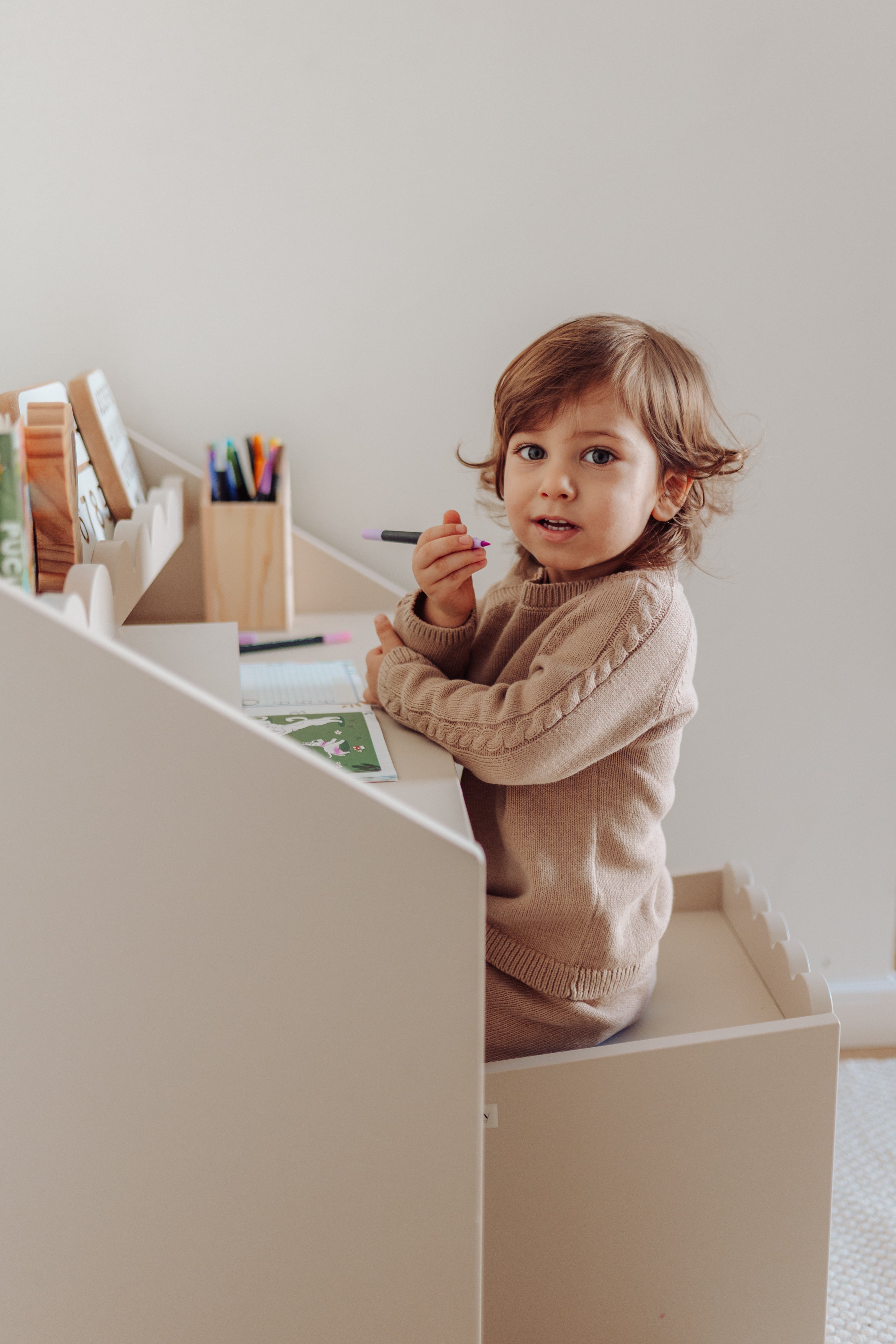 Krzesełko Montessori Book Nook latte– funkcjonalne siedzisko dla dziecka