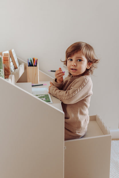 Krzesełko Montessori Book Nook latte– funkcjonalne siedzisko dla dziecka