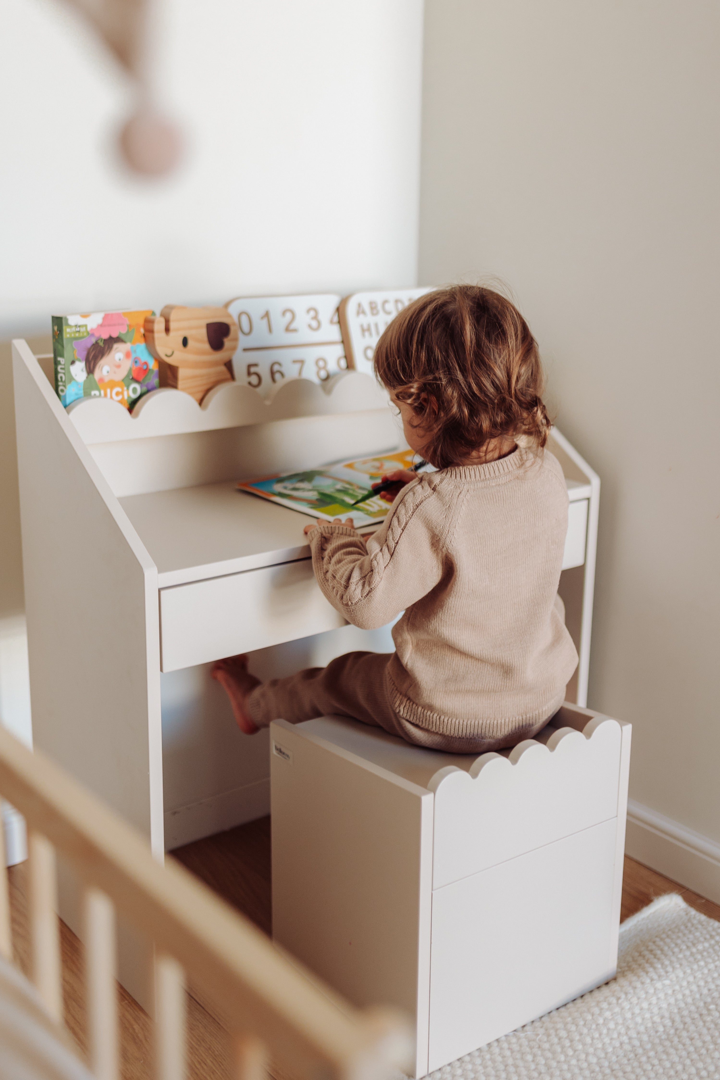 Montessori Hochstuhl Book Nook Latte – funktioneller Kindersitz