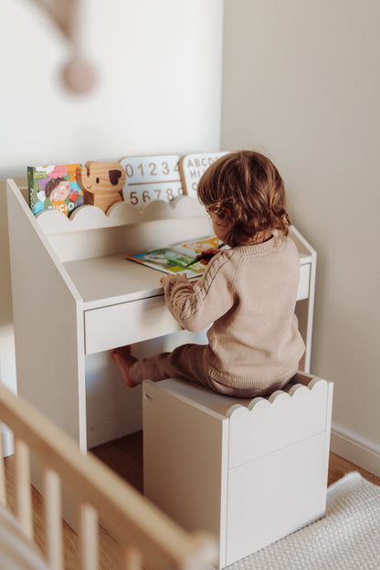 Krzesełko Montessori Book Nook latte– funkcjonalne siedzisko dla dziecka