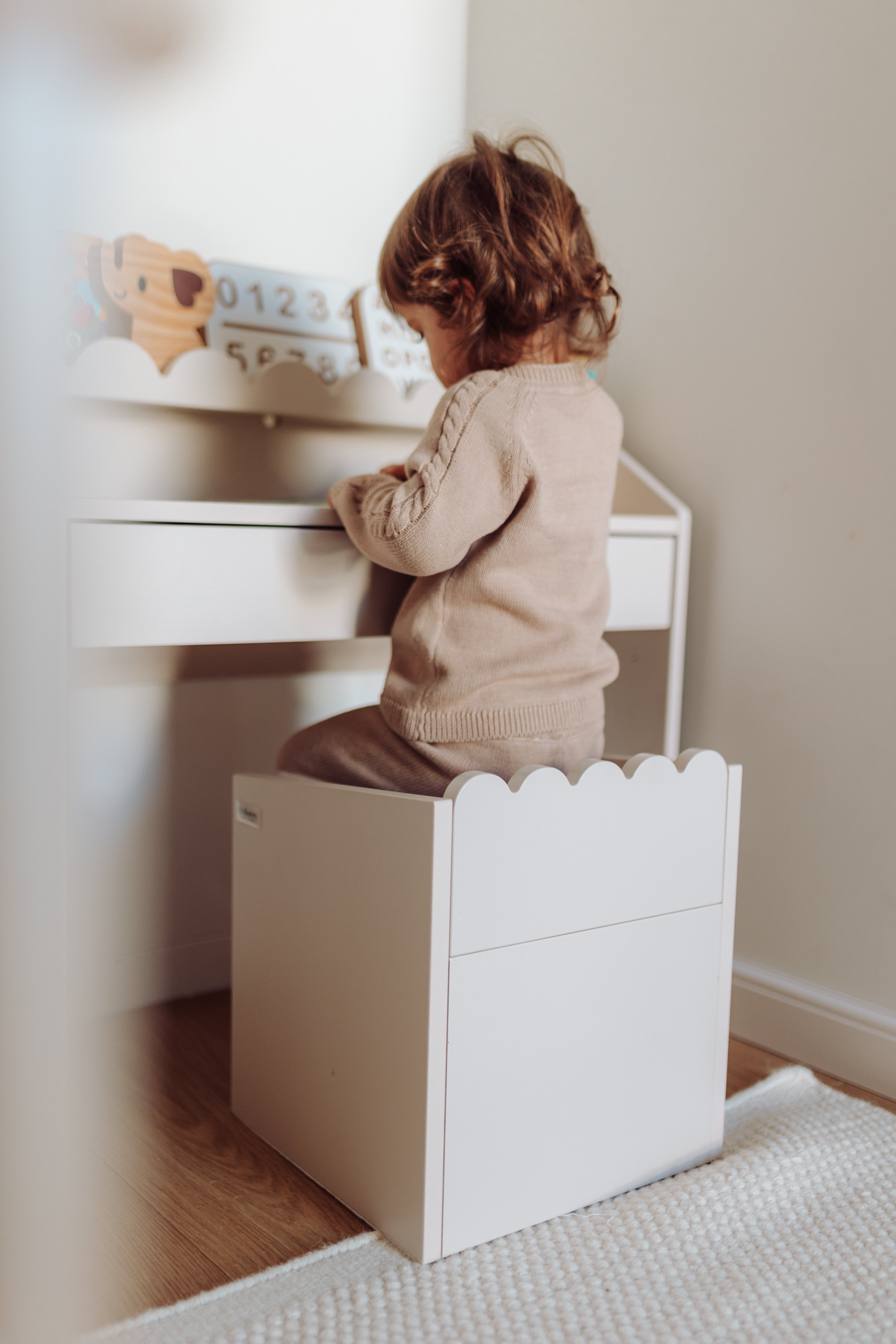 Montessori Hochstuhl Book Nook Latte – funktioneller Kindersitz