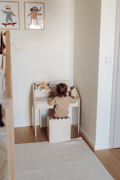 Krzesełko Montessori Book Nook latte– funkcjonalne siedzisko dla dziecka