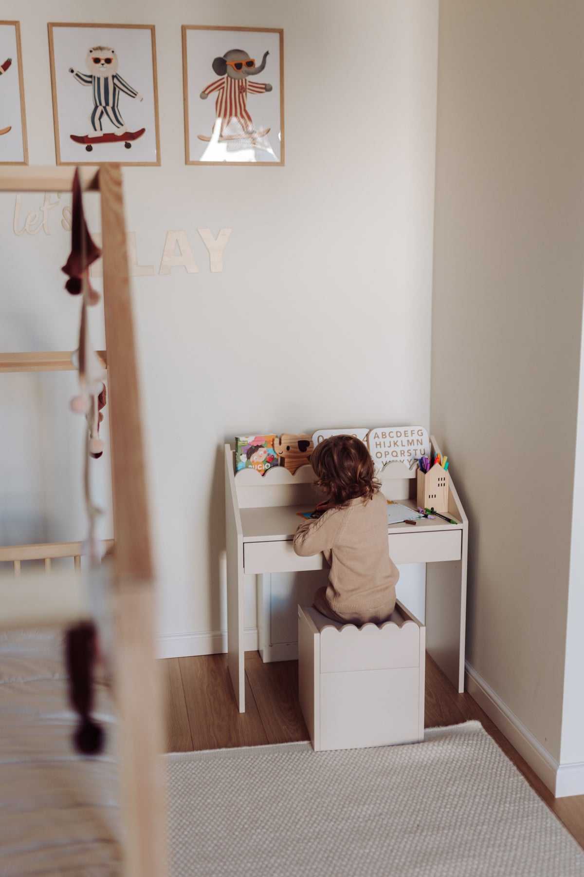 Krzesełko Montessori Book Nook latte– funkcjonalne siedzisko dla dziecka
