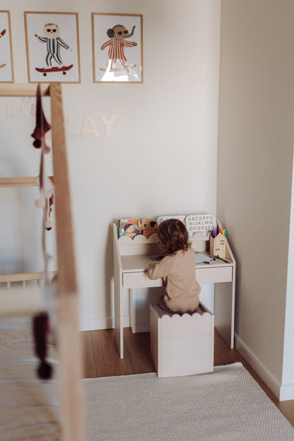 Krzesełko Montessori Book Nook latte– funkcjonalne siedzisko dla dziecka