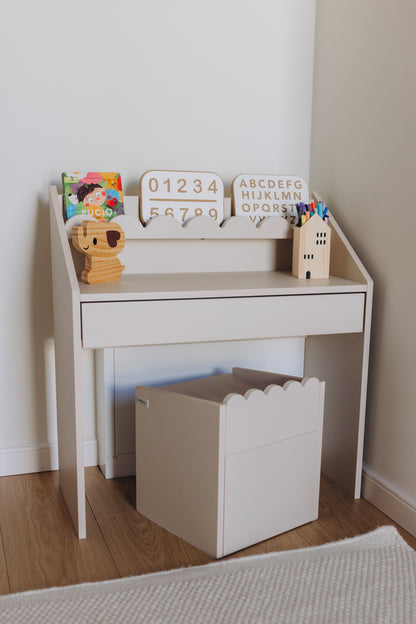 Krzesełko Montessori Book Nook latte– funkcjonalne siedzisko dla dziecka
