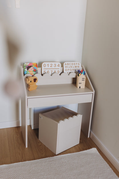 Krzesełko Montessori Book Nook latte– funkcjonalne siedzisko dla dziecka