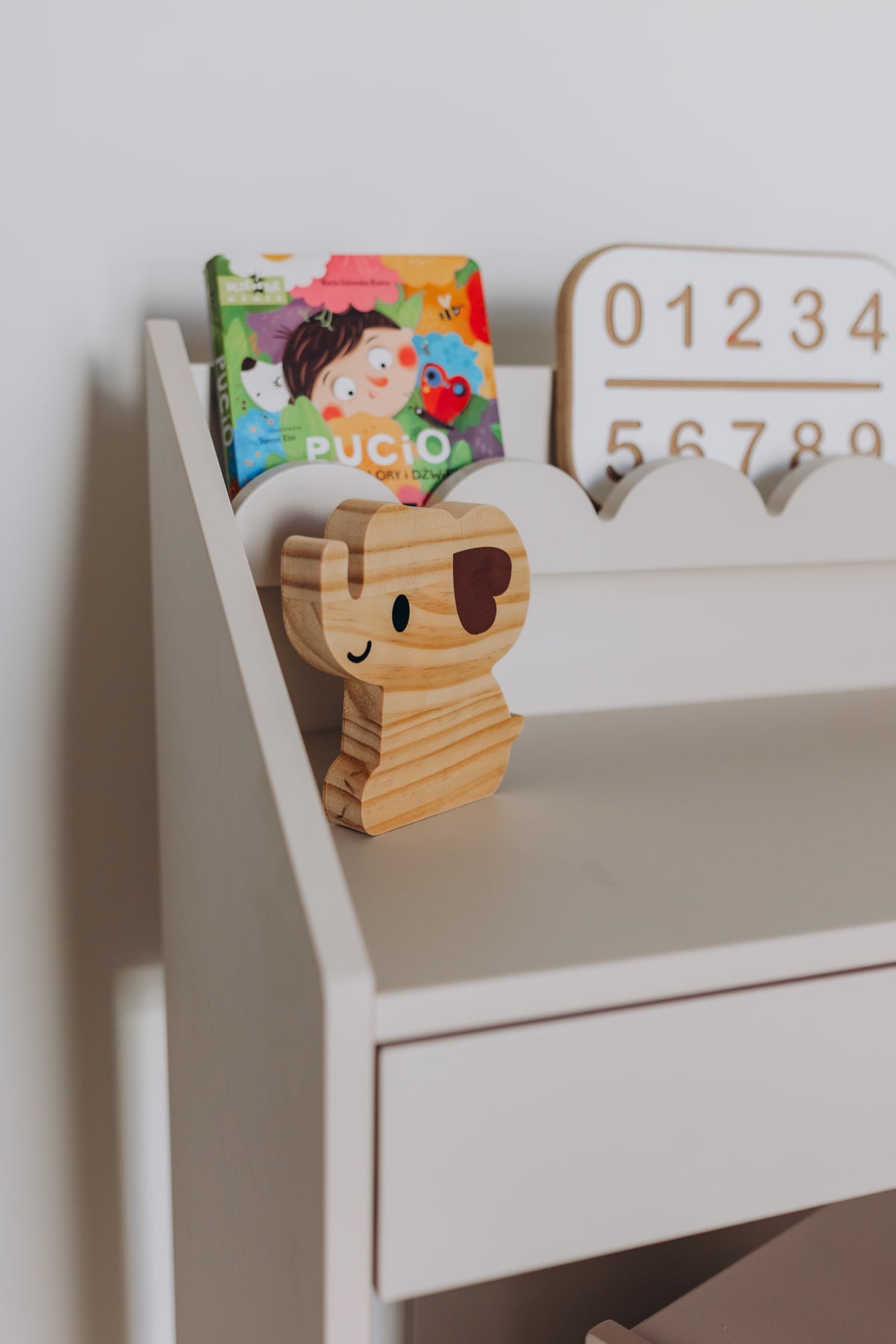Biurko Montessori Book Nook latte – kompaktowe biurko dla dzieci