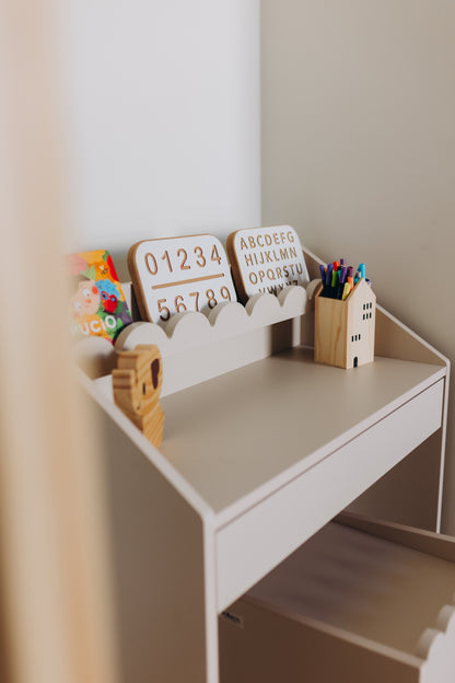Biurko Montessori Book Nook latte – kompaktowe biurko dla dzieci