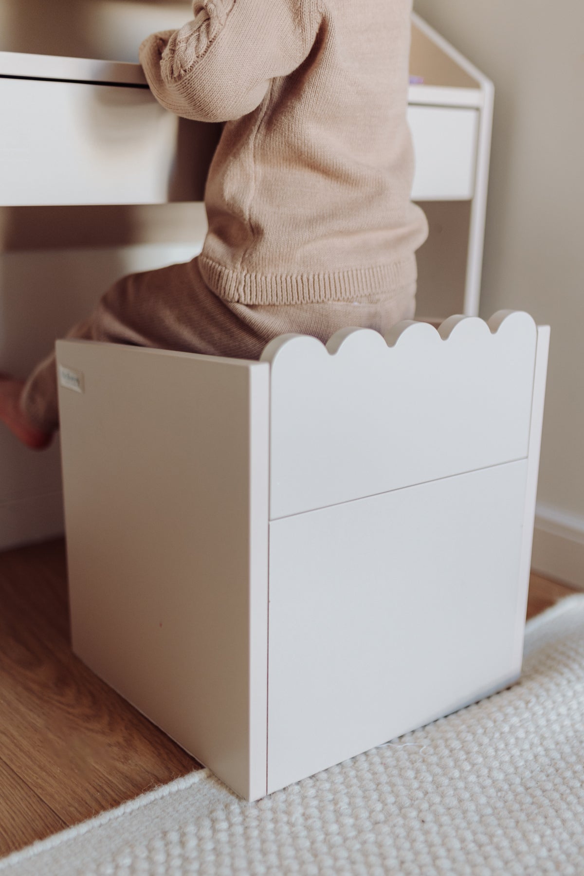 Montessori Hochstuhl Book Nook Latte – funktioneller Kindersitz