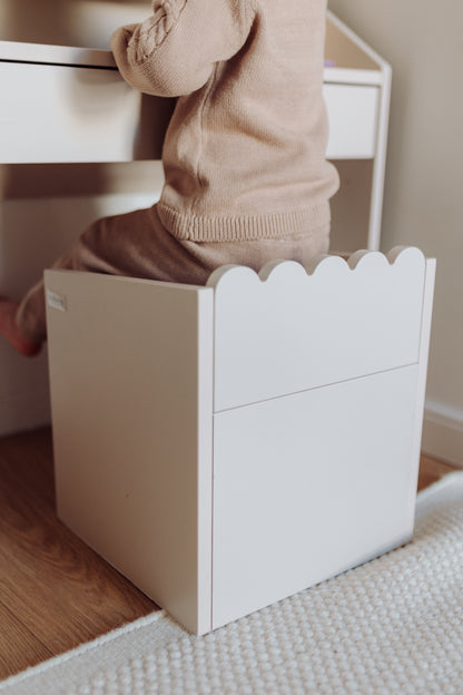 Krzesełko Montessori Book Nook latte– funkcjonalne siedzisko dla dziecka
