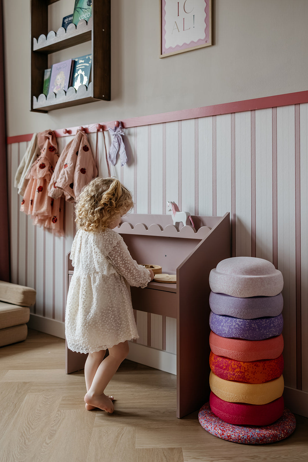 Biurko Montessori Book Nook vintage rose – kompaktowe biurko dla dzieci