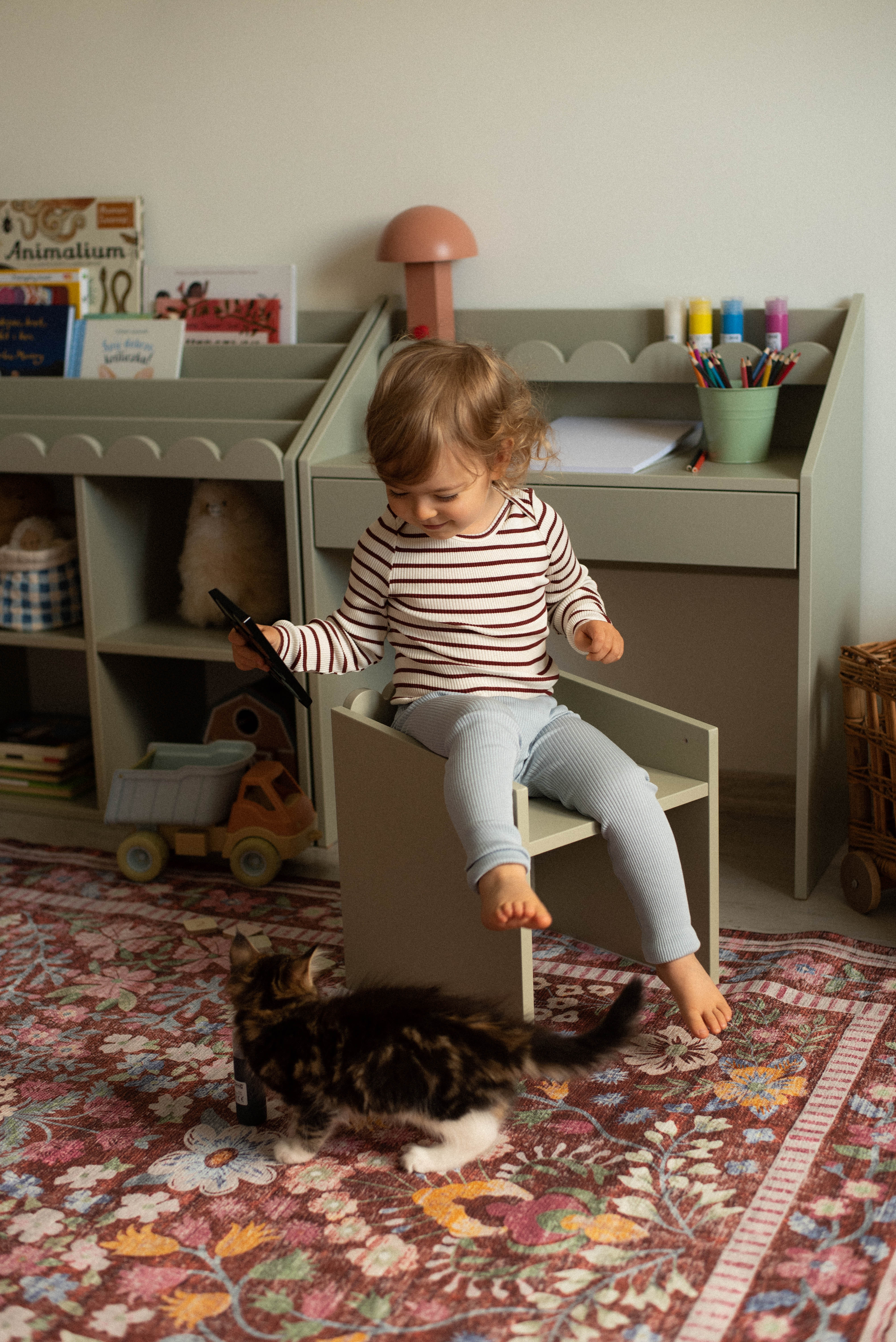 Montessori Book Nook Kinderstuhl Salbei – ein funktionaler Kindersitz