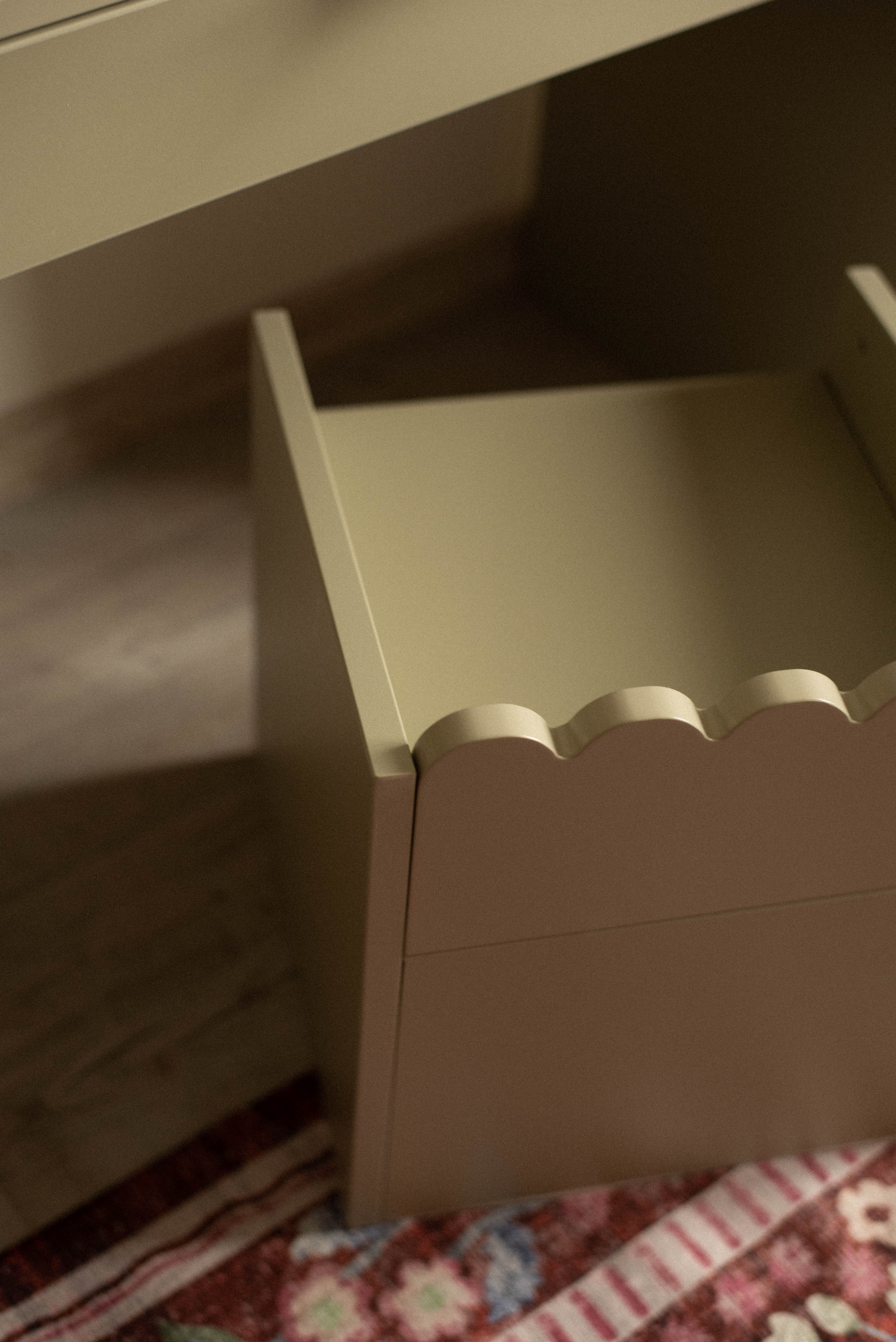Krzesełko Montessori Book Nook sage– funkcjonalne siedzisko dla dziecka