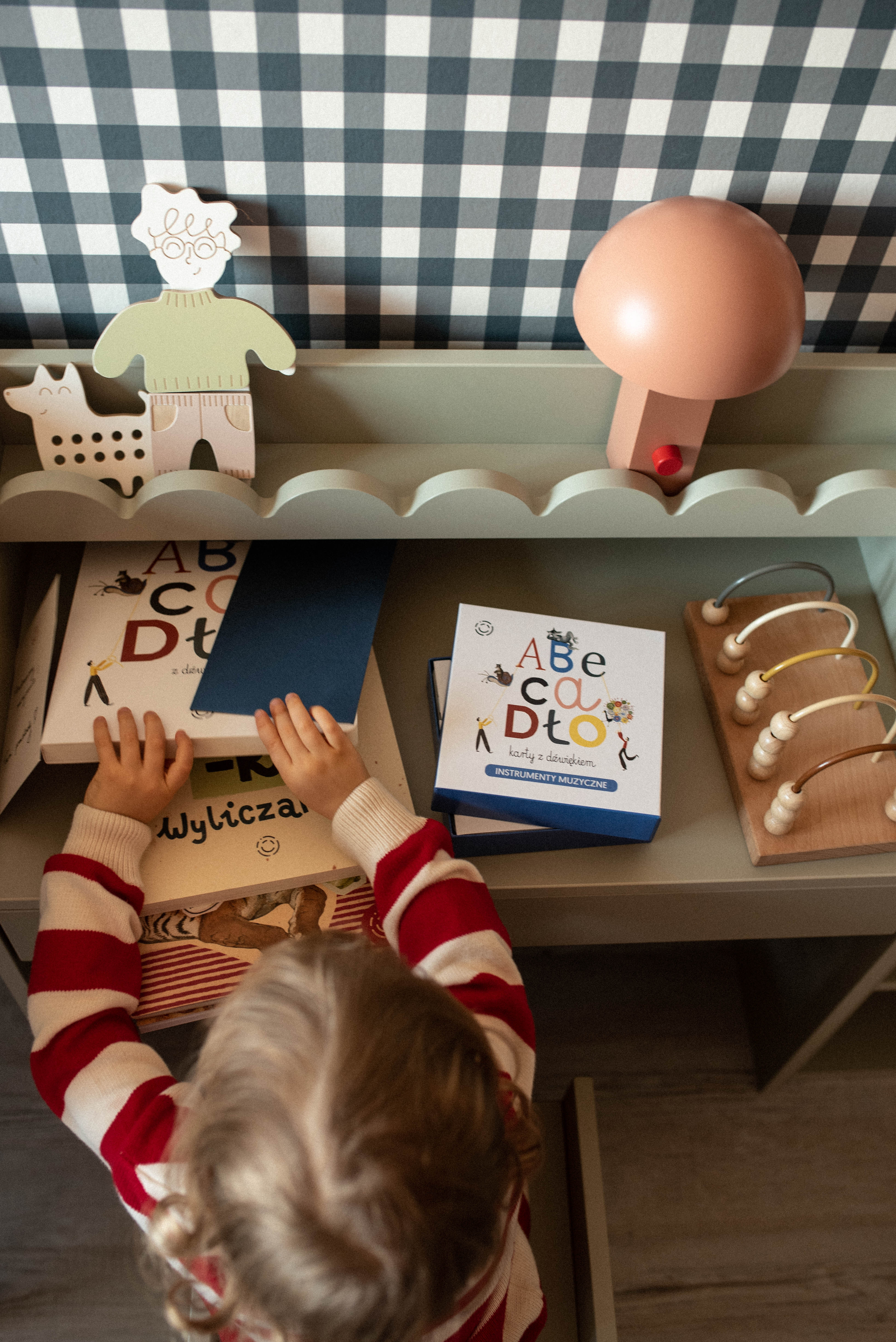 Biurko Montessori Book Nook sage – kompaktowe biurko dla dzieci