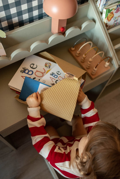 Biurko Montessori Book Nook sage – kompaktowe biurko dla dzieci