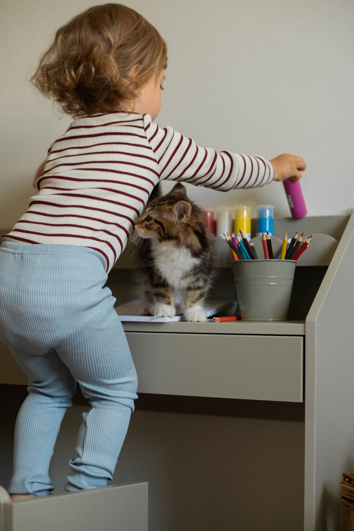 Biurko Montessori Book Nook sage – kompaktowe biurko dla dzieci