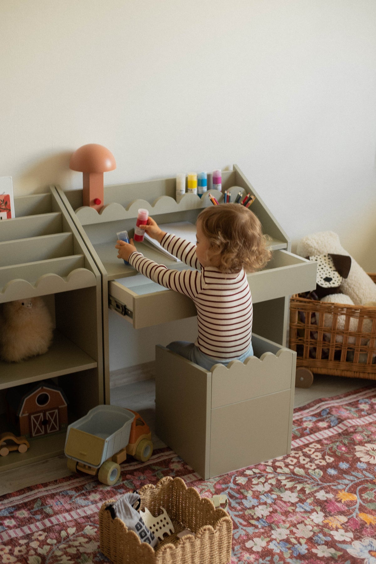 Montessori Schreibtisch Book Nook Salbei – kompakter Kinderschreibtisch