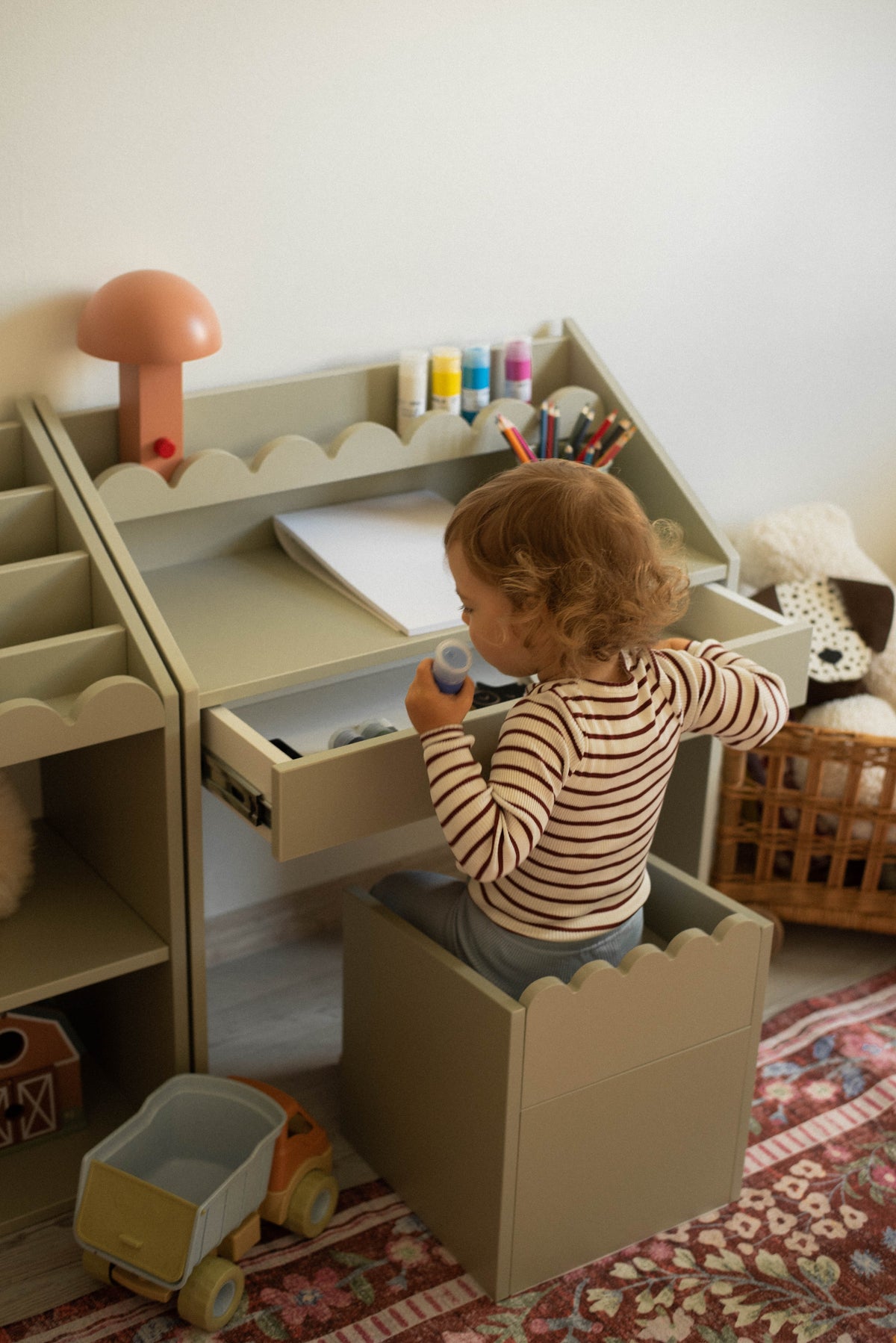 Biurko Montessori Book Nook sage – kompaktowe biurko dla dzieci